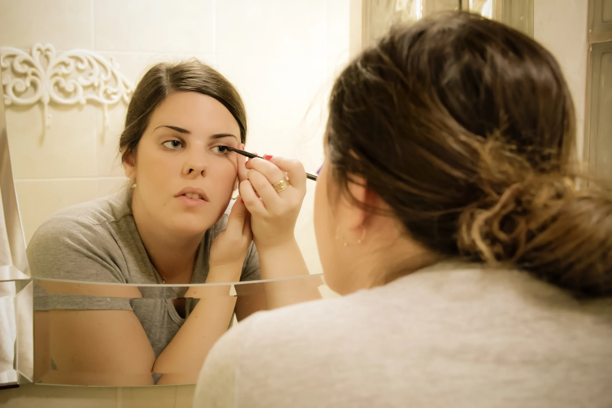 Brightening eye makeup with shimmer to make puffy, swollen eyes look wider and fresher.