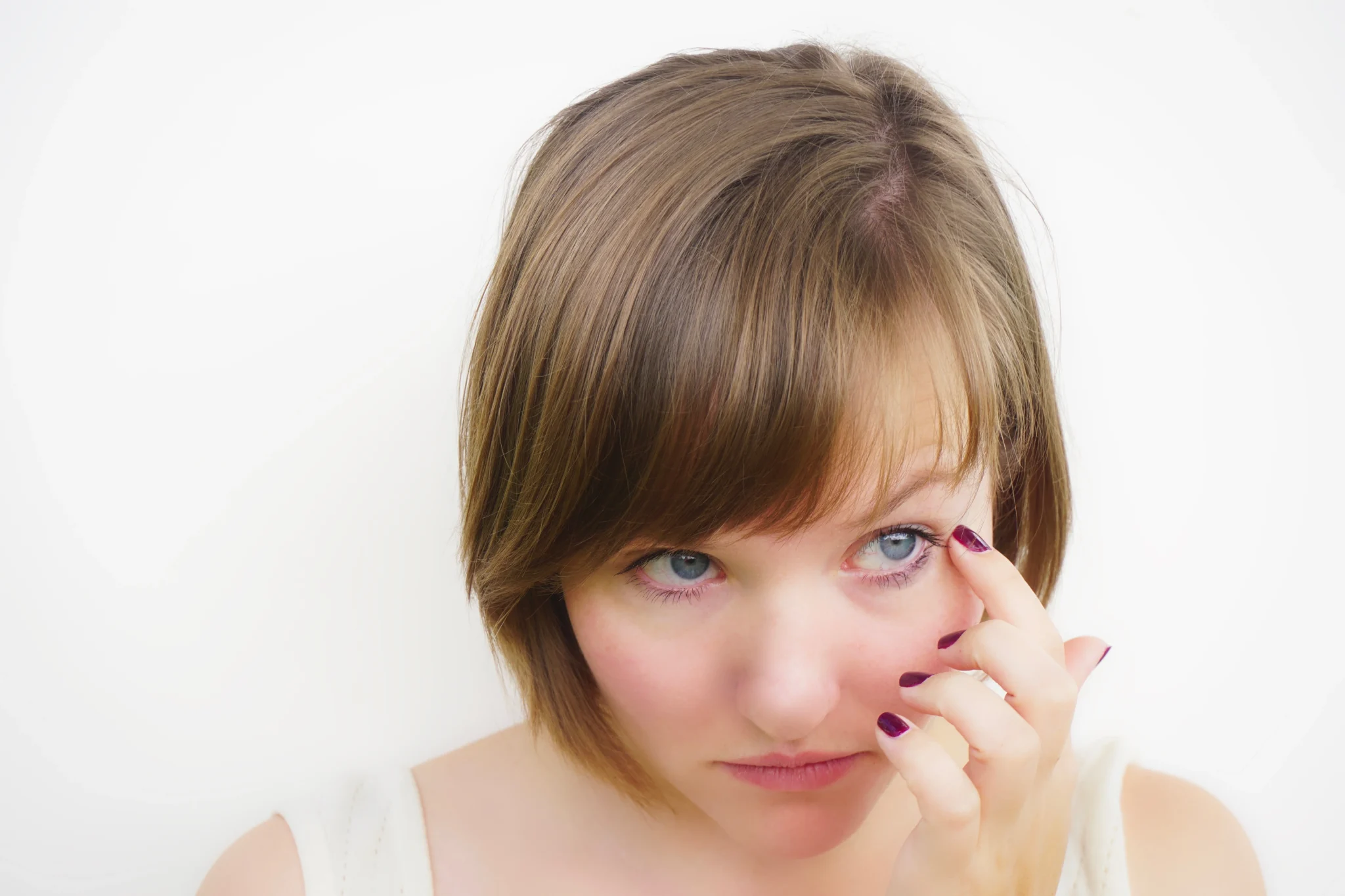 Quick makeup tutorial to hide puffy, swollen eyes in 5 minutes for a refreshed, awake look.