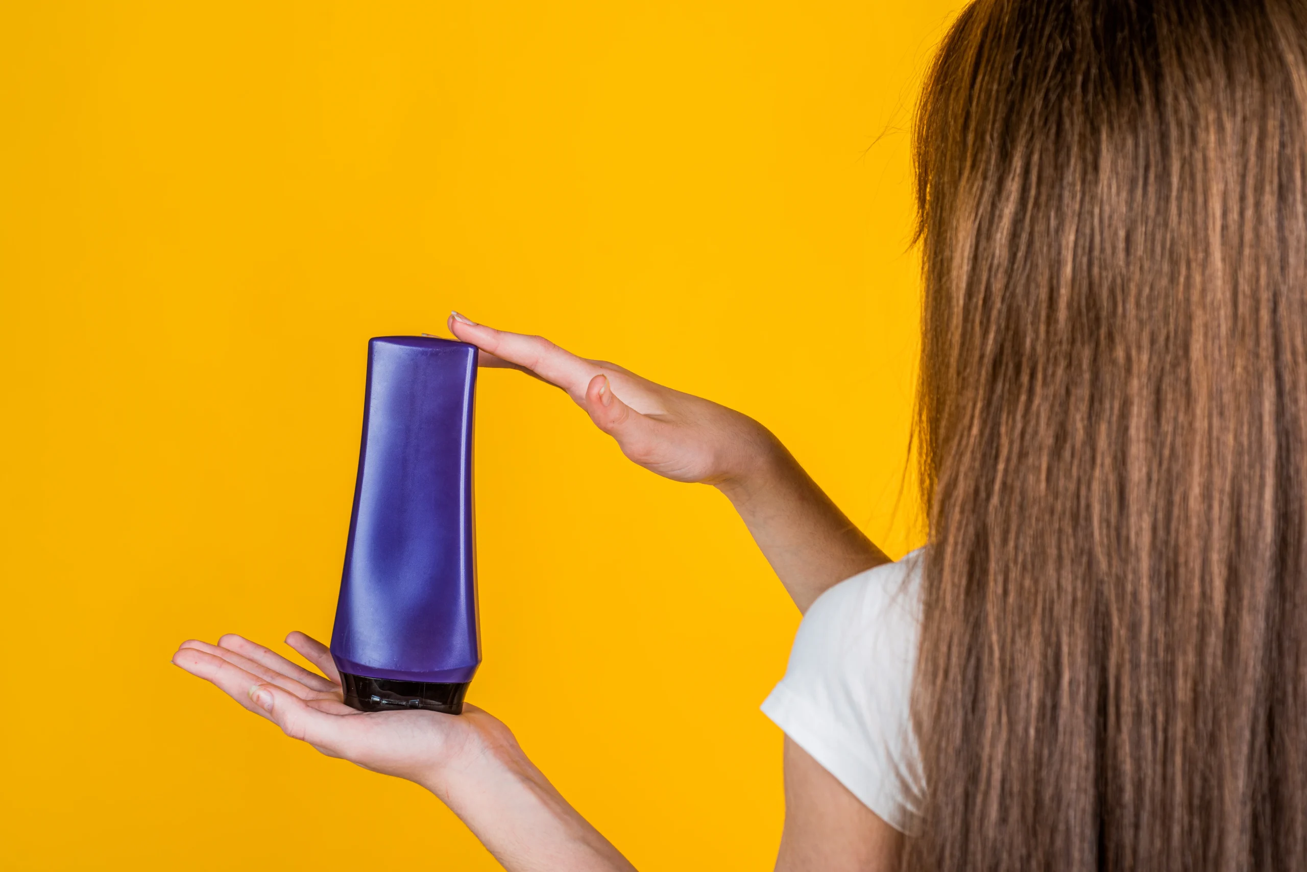 Deep conditioner for wavy hair repair and strengthening.