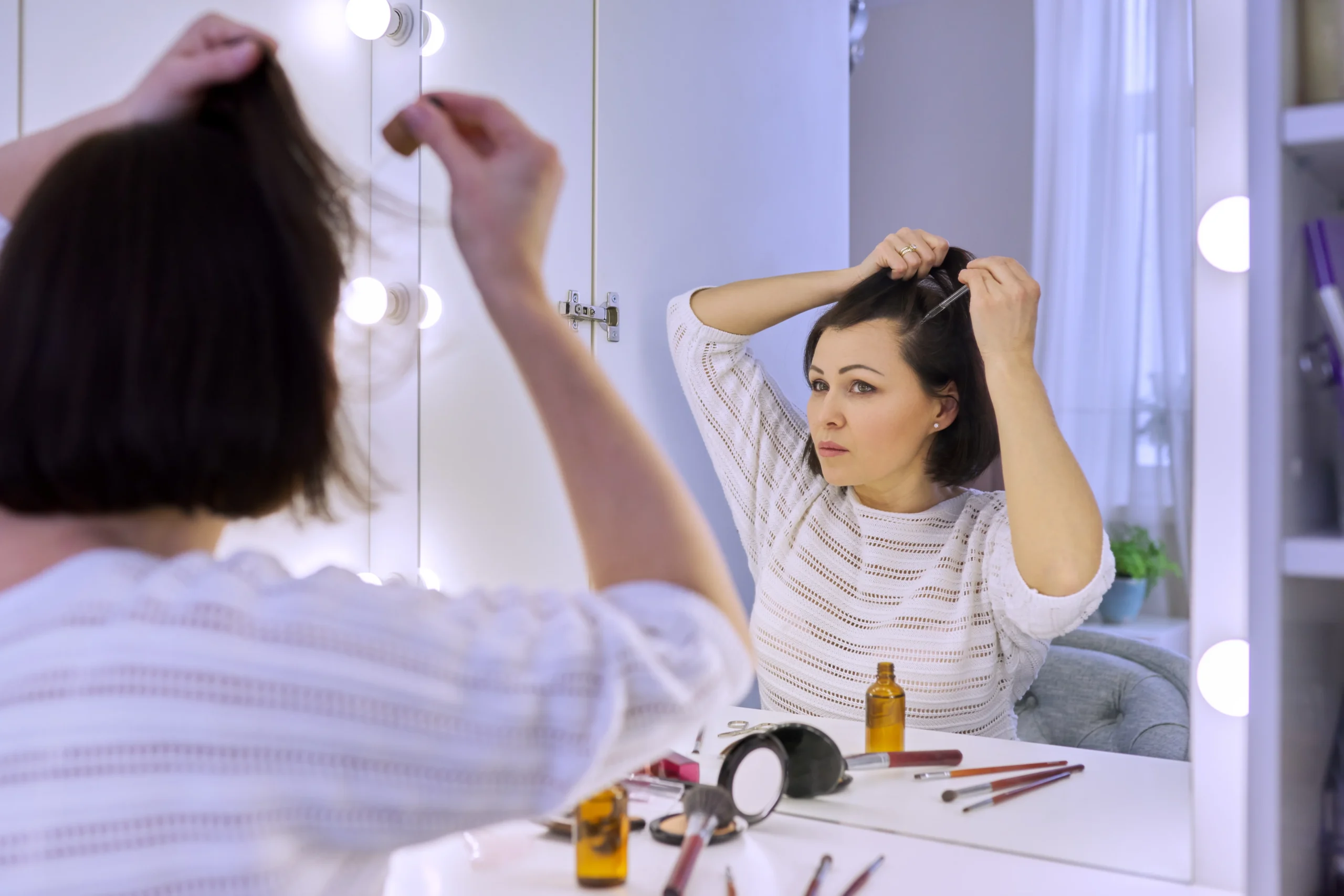 Applying scalp oil to hydrate and relieve dry scalp