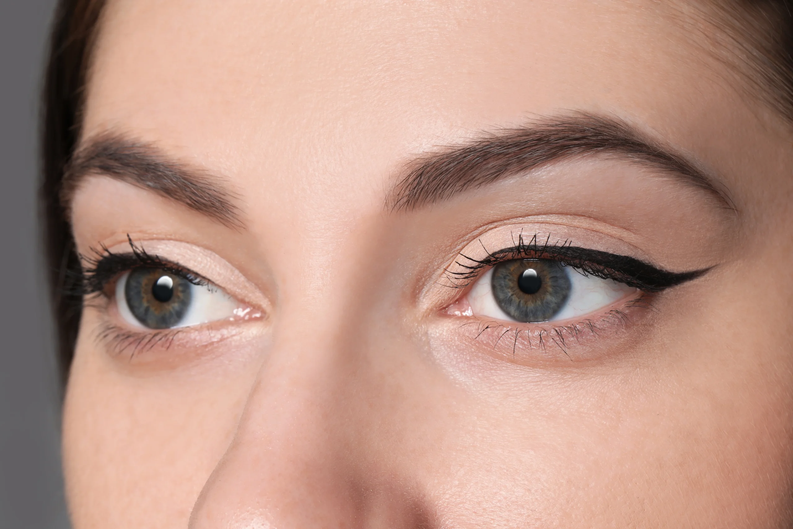 Thin eyeliner line for natural eye definition