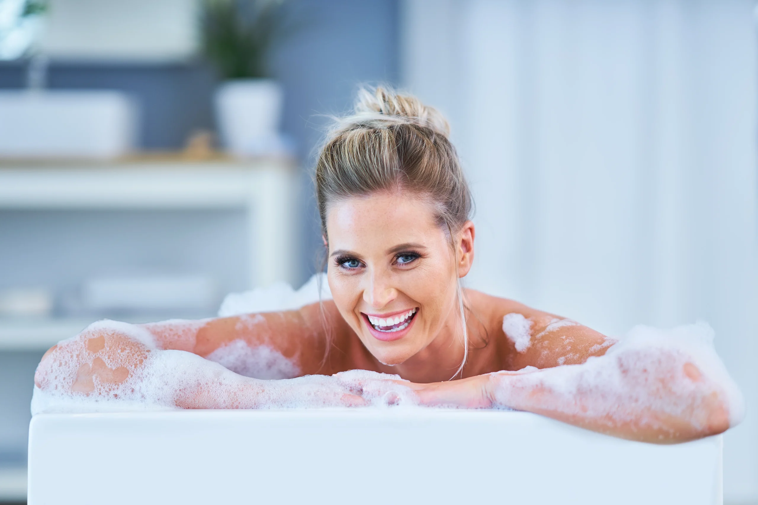Sulfate-free anti-aging shower gel for hydrated and healthy-looking skin.